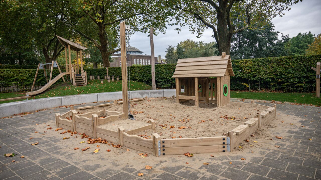 Flora zandbak met Speelhuis en Zandtafel 